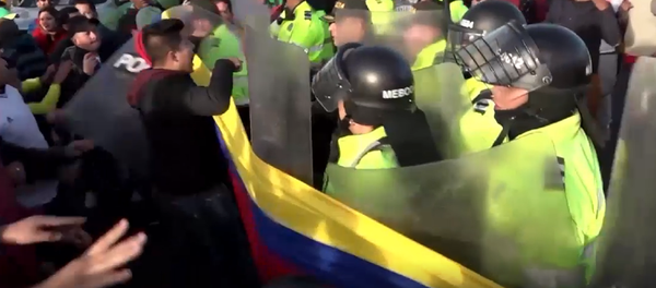 Gritos, silbidos y empujones: taxistas colombianos chocan con la policía en Bogotá  - Sputnik Mundo