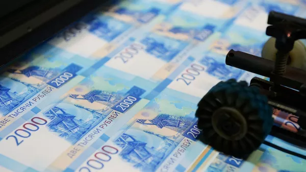 Una máquina imprime billetes por valor de 2.000 rublos  