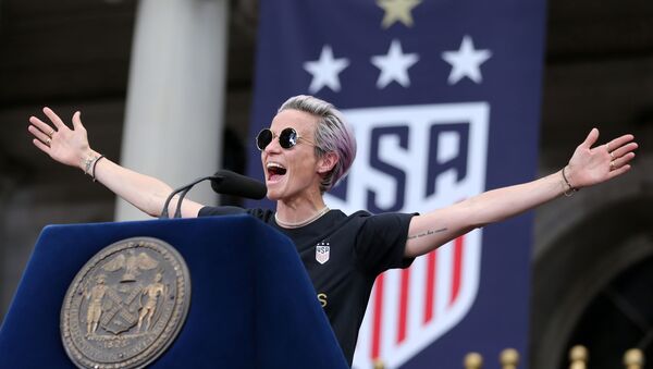 Megan Rapinoe, capitana de la selección femenina de fútbol de EEUU, dando un discurso en Nueva York Megan Rapinoe, capitana de la selección femenina de fútbol de EEUU, dando un discurso en Nueva York - Sputnik Mundo