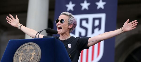 Megan Rapinoe, capitana de la selección femenina de fútbol de EEUU, dando un discurso en Nueva York - Sputnik Mundo