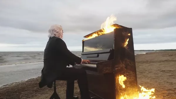 Fuego, agua y melodía: un pianista demuestra que la discapacidad no es un obstáculo 