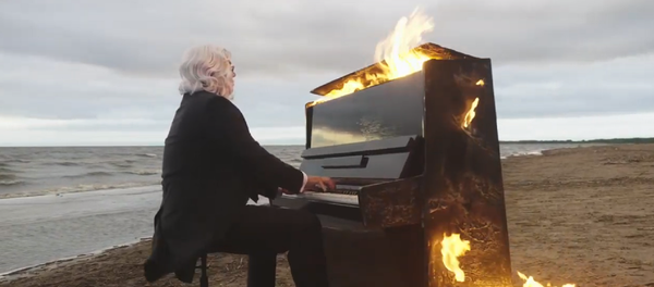 Fuego, agua y melodía: un pianista demuestra que la discapacidad no es un obstáculo  - Sputnik Mundo