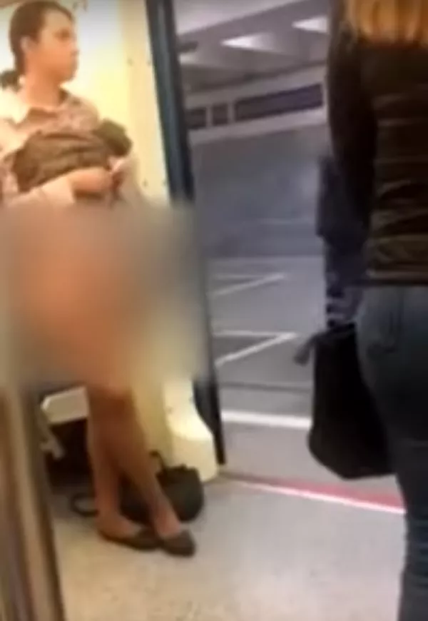 Una mujer se desnuda en el metro de Moscú en señal de protesta Una mujer se desnuda en el metro de Moscú en señal de protesta - Sputnik Mundo