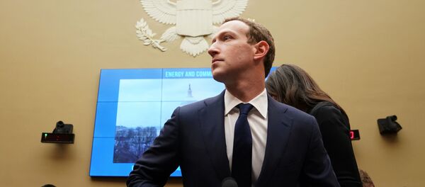 Mark Zuckerberg testifica ante el Congreso de EEUU tras el escándalo de filtración de datos personales de los usuarios de Facebook, en Washinhton, el 11 de abril de 2018 - Sputnik Mundo