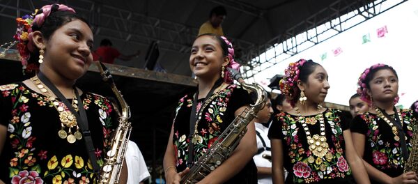Vestidos bordados en México - Sputnik Mundo