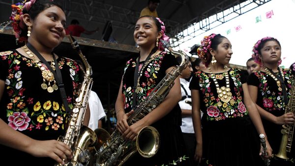 Vestidos bordados en México - Sputnik Mundo