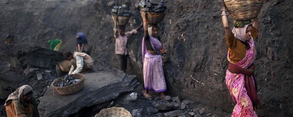 La gente recoge carbón en la India - Sputnik Mundo