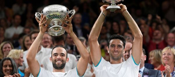 Juan Sebastián Cabal y Robert Farah celebran su victoria en Wimbledon - Sputnik Mundo