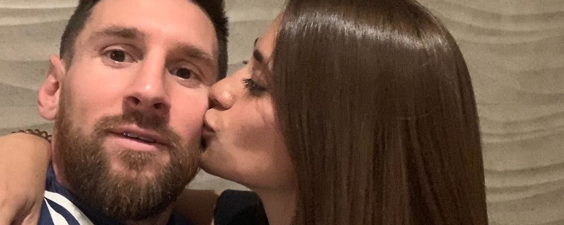 Lionel Messi con su esposa - Sputnik Mundo, 1920, 19.11.2021