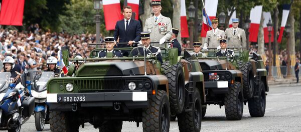 Emmanuel Macron, presidente de Francia durante el día de la Toma de la Bastilla - Sputnik Mundo