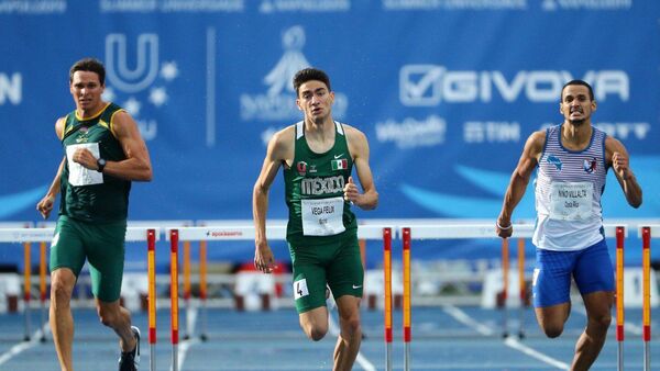 El atleta mexicano Arodi Vega (centro) en la Universiada 2019 - Sputnik Mundo