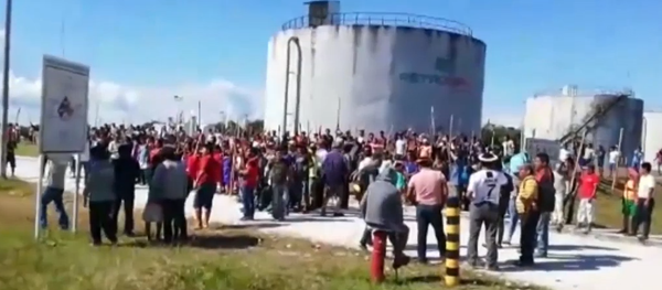 Manifestantes indígenas ocupan un depósito de petróleo en Perú - Sputnik Mundo