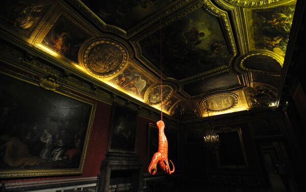 La langosta de plástico en el palacio de Versalles, París, una obra del artista norteamericano Jeff Koons  - Sputnik Mundo