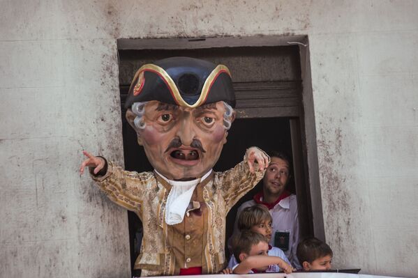 Los toros vuelven a recorrer las calles de Pamplona durante los Sanfermines
 - Sputnik Mundo