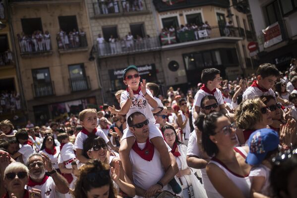 Los toros vuelven a recorrer las calles de Pamplona durante los Sanfermines
 - Sputnik Mundo