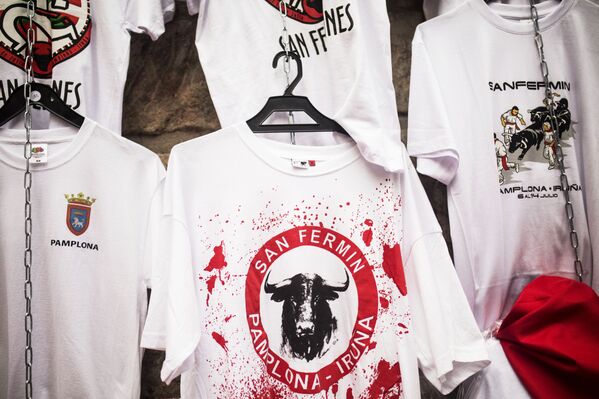 Los toros vuelven a recorrer las calles de Pamplona durante los Sanfermines
 - Sputnik Mundo