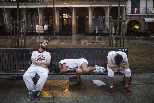 Los toros vuelven a recorrer las calles de Pamplona durante los Sanfermines
 - Sputnik Mundo