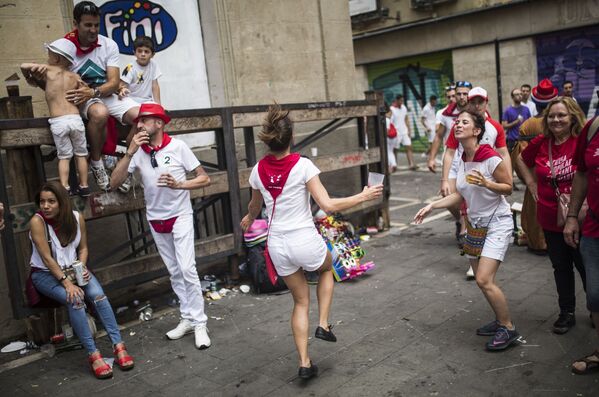 Los toros vuelven a recorrer las calles de Pamplona durante los Sanfermines
 - Sputnik Mundo