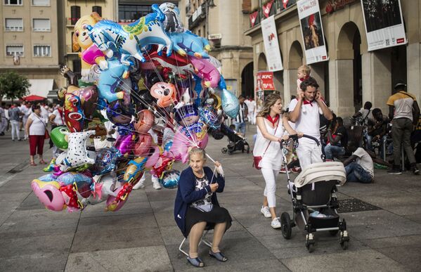 Los toros vuelven a recorrer las calles de Pamplona durante los Sanfermines
 - Sputnik Mundo