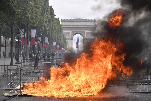 Las protestas en París en el día nacional de Francia
 - Sputnik Mundo