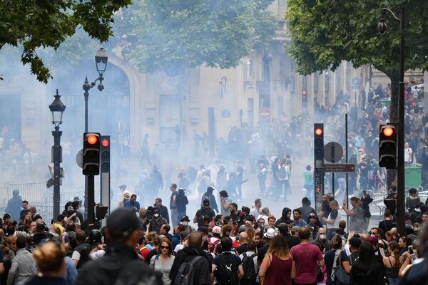 Las protestas en París en el día nacional de Francia
 - Sputnik Mundo