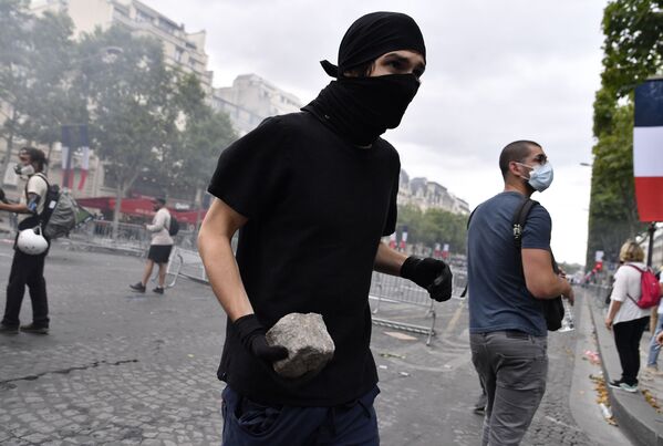 Las protestas en París en el día nacional de Francia
 - Sputnik Mundo