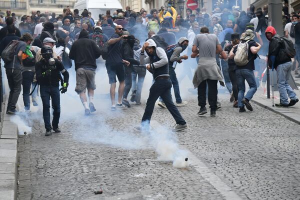 Las protestas en París en el día nacional de Francia
 - Sputnik Mundo