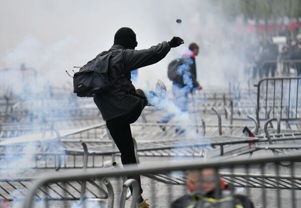 Las protestas en París en el día nacional de Francia
 - Sputnik Mundo