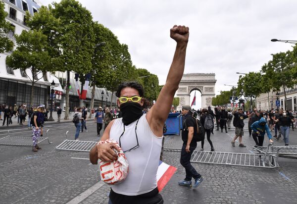 Las protestas en París en el día nacional de Francia
 - Sputnik Mundo