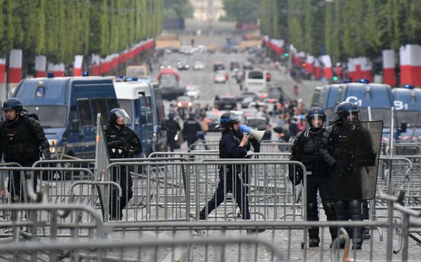 Las protestas en París en el día nacional de Francia
 - Sputnik Mundo