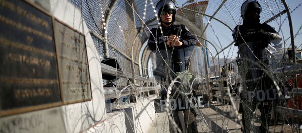 Policías en la frontera entre México y EEUU Policías en la frontera entre México y EEUU - Sputnik Mundo