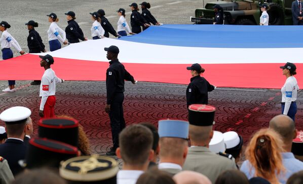 Participantes del desfile militar en los Campos Elíseos de París. - Sputnik Mundo
