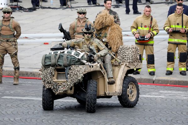 Además de los franceses, el desfile contó con la presencia de militares de nueve países de la UE que participan en la Iniciativa de Disuasión Europea. - Sputnik Mundo