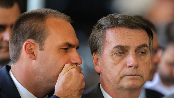Eduardo Bolsonaro y Jair Bolsonaro, el presidente de Brasil - Sputnik Mundo