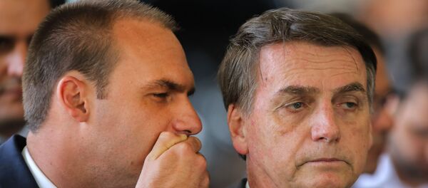 Eduardo Bolsonaro y Jair Bolsonaro, el presidente de Brasil - Sputnik Mundo
