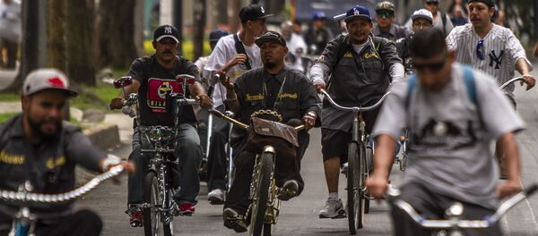 Fernando, en su bici dorada, presidente del club 'Chilangos Low Bike' durante una rodada en Ciudad de México - Sputnik Mundo