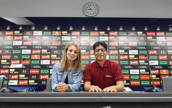 Lorenzo de Chosica con una periodista rusa - Sputnik Mundo