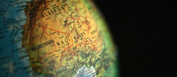 El continente africano en un globo terráqueo - Sputnik Mundo