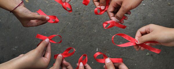 El lazo rojo, símbolo de la lucha contra el VIH y el sida - Sputnik Mundo