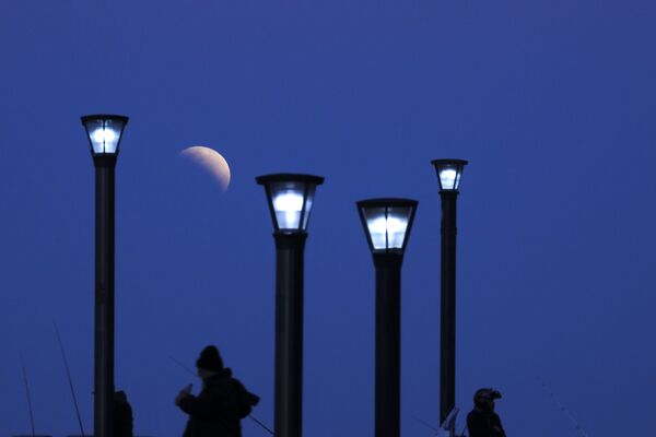 Las fotos del eclipse lunar parcial a lo largo del mundo - Sputnik Mundo