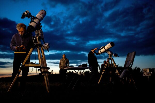 Las fotos del eclipse lunar parcial a lo largo del mundo - Sputnik Mundo