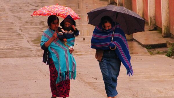 Mujeres con bufandas de rebozo (imagen referencial) - Sputnik Mundo