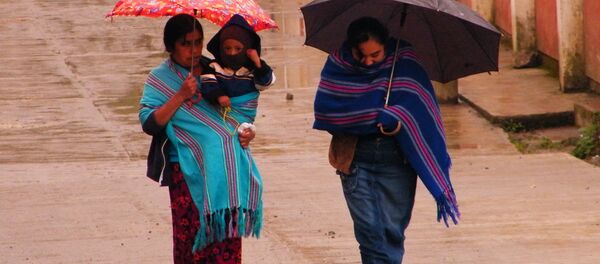 Mujeres con bufandas de rebozo (imagen referencial) - Sputnik Mundo