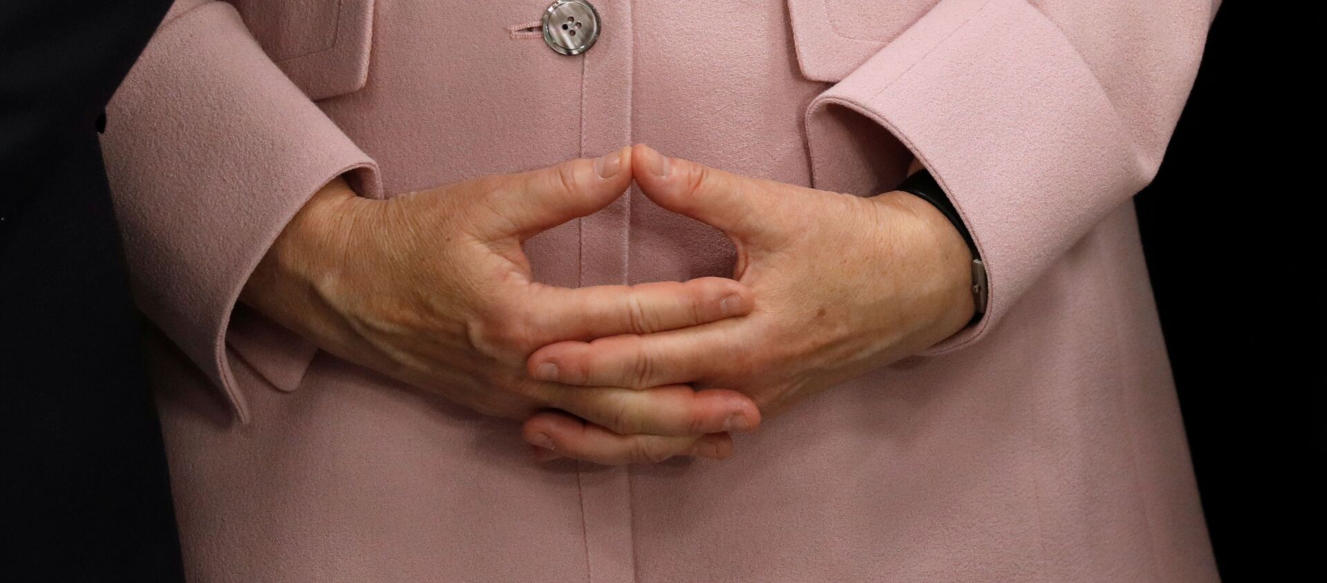 Las manos de la canciller alemana, Angela Merkel - Sputnik Mundo, 1920, 17.07.2019