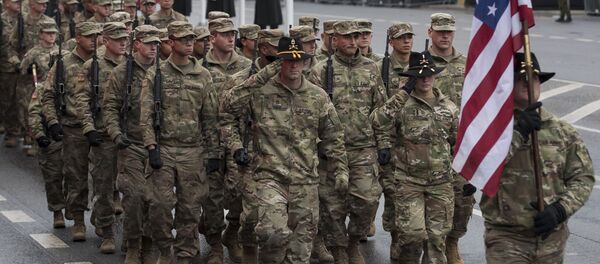 Tropas de EEUU marchan en un desfile militar en Lituania - Sputnik Mundo