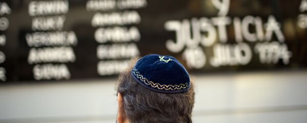 Un hombre junto a la sede de la Asociación Mutual Israelita Argentina en Buenos Aires - Sputnik Mundo