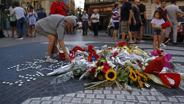 La gente rinde homenaje a las víctimas del atentado en La Rambla, Barcelona - Sputnik Mundo
