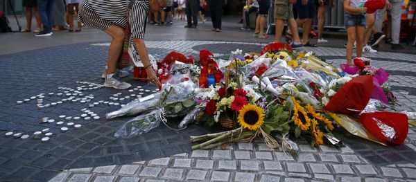 La gente rinde homenaje a las víctimas del atentado en La Rambla, Barcelona - Sputnik Mundo