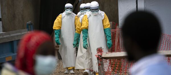 Profesionales de la salud vestidos con trajes de protección comienzan su turno en un centro de tratamiento del ébola en la República Democrática del Congo - Sputnik Mundo
