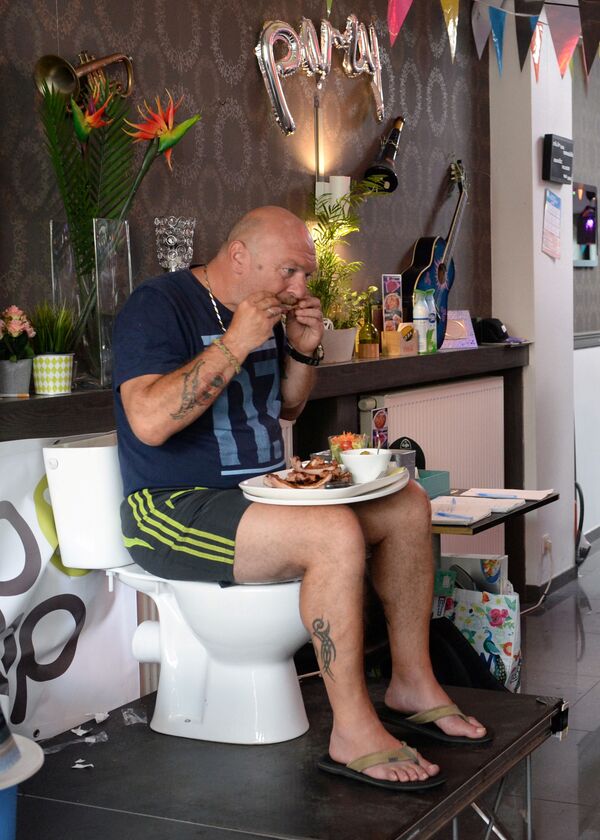 Cinco días sentado en un inodoro para entrar en el libro de los récords - Sputnik Mundo